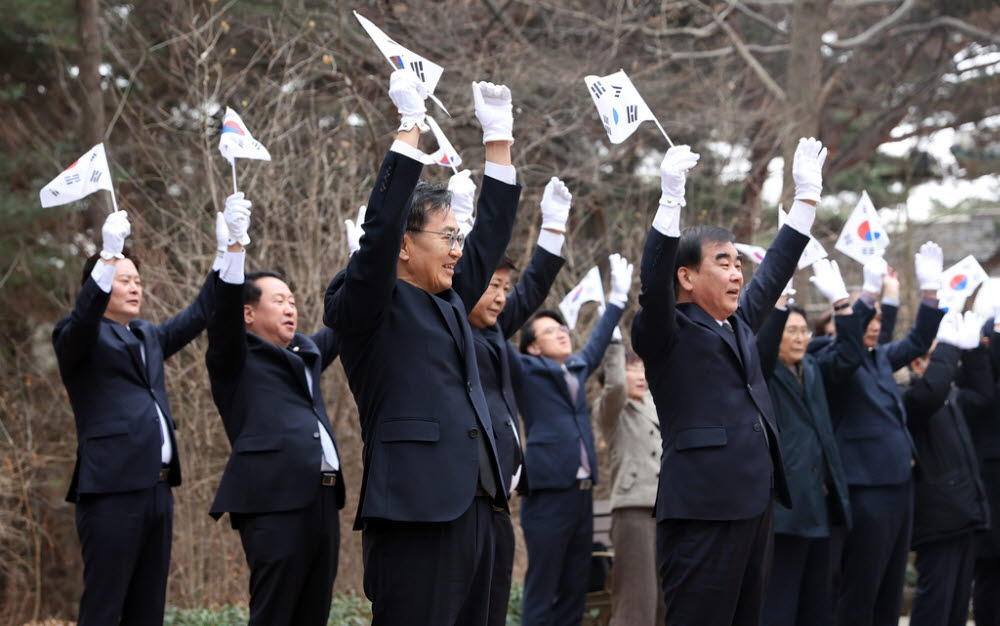 1일 오전 수원 도담소에서 열린 3·1절 기념행사에서 김동연 경기도지사가 3.1절 노래 제창 및 만세삼창을 하고 있다