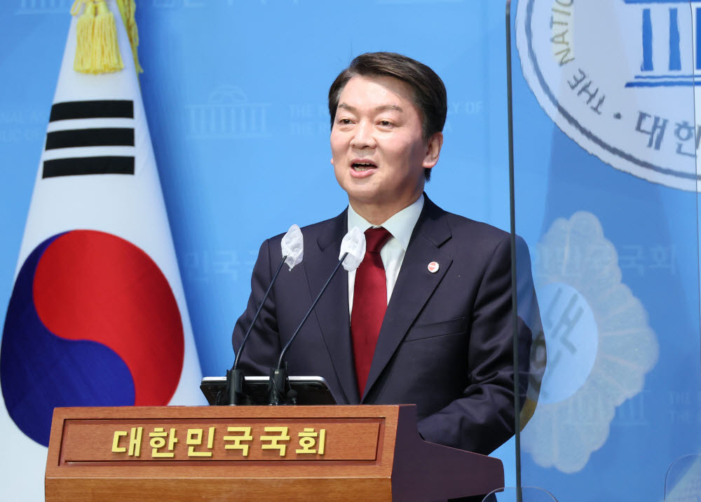 국민의힘 안철수 당대표 후보가 3일 오전 국회 소통관에서 기자회견을 열고 단일화 1주년 성명을 발표하고 있다. 연합뉴스.