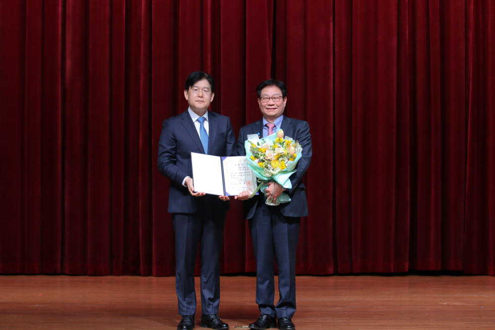 허봉재 에이치시티 대표(오른쪽)와 김진현 중부지방국세청장이 3일 기념사진 촬영했다.