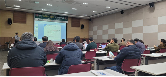 전남바이오산업진흥원이 2일 개최한 마을로 플러스 프로젝트 수혜기업 대표 및 실무자 등 80여 명을 대상으로 개최한 교육에서 용해중 노무사가 CEO가 알아야할 노무관련 사항을 설명하고 있다.