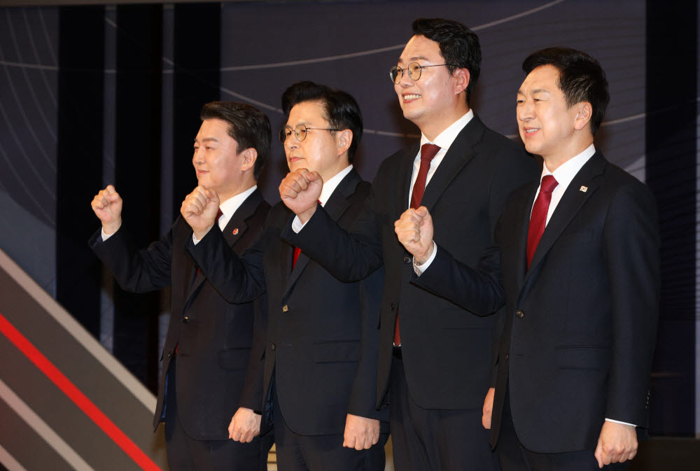 국민의힘 안철수·황교안·천하람·김기현 당대표 후보(왼쪽부터)가 22일 서울 여의도 KBS에서 열린 TV토론회에 앞서 기념촬영을 하고 있다. 연합뉴스