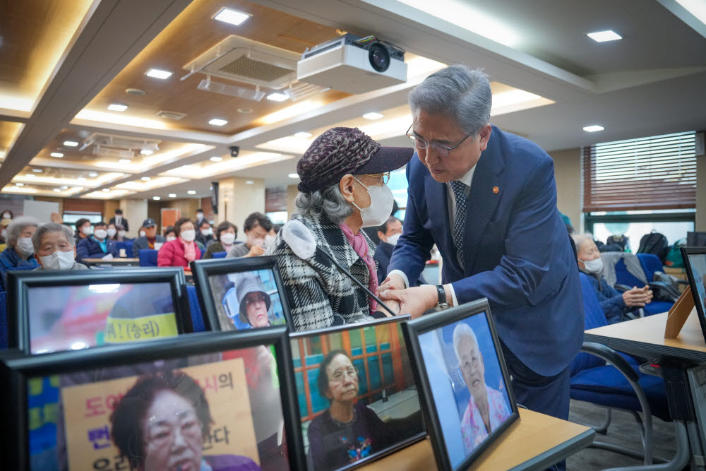 박진 외교장관이 28일 서울 서초구 서울지방변호사회관에서 진행된 강제징용 피해자 및 유족과의 면담에 참석해 의견을 경청하고 있다. 외교부 제공