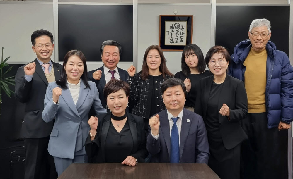 왼쪽부터 한국AI스마트홈산업협회 도철구 본부장, 광주광역시의회 임미란 의원, 한국과총 광주전남지역연합회 최용국 회장, PALSYSTEM 송선화 대표, 맹그소 배경옥 센터장, AI스마트광융복합 협동조합 강윤구 이사장, PALSYSTEM 이유라, PALSYSTEM 문옥인 이사, AI스마트광융복합 협동조합 김종환 고문.