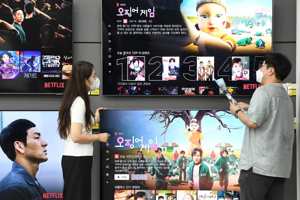 서울 용산구 한 가전 매장에서 고객이 스마트TV를 살펴보고 있다.(자료: 전자신문 DB)