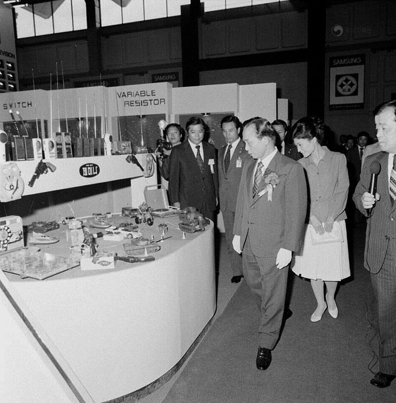 박정희 대통령이 1979년 9월 25일 제10회 한국전자박람회에서 각종 전자제품을 둘러 보고 있다. 국가기록원 제공