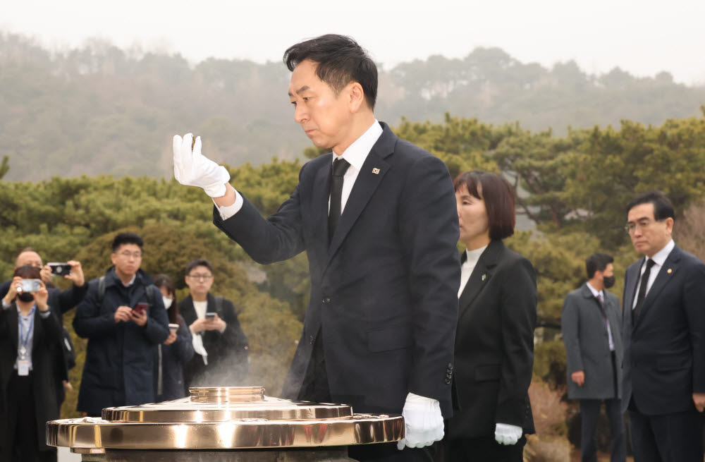 국민의힘 김기현 신임 당대표가 9일 오전 서울 동작구 국립서울현충원을 찾아 현충탑에 참배하고 있다. 연합뉴스.