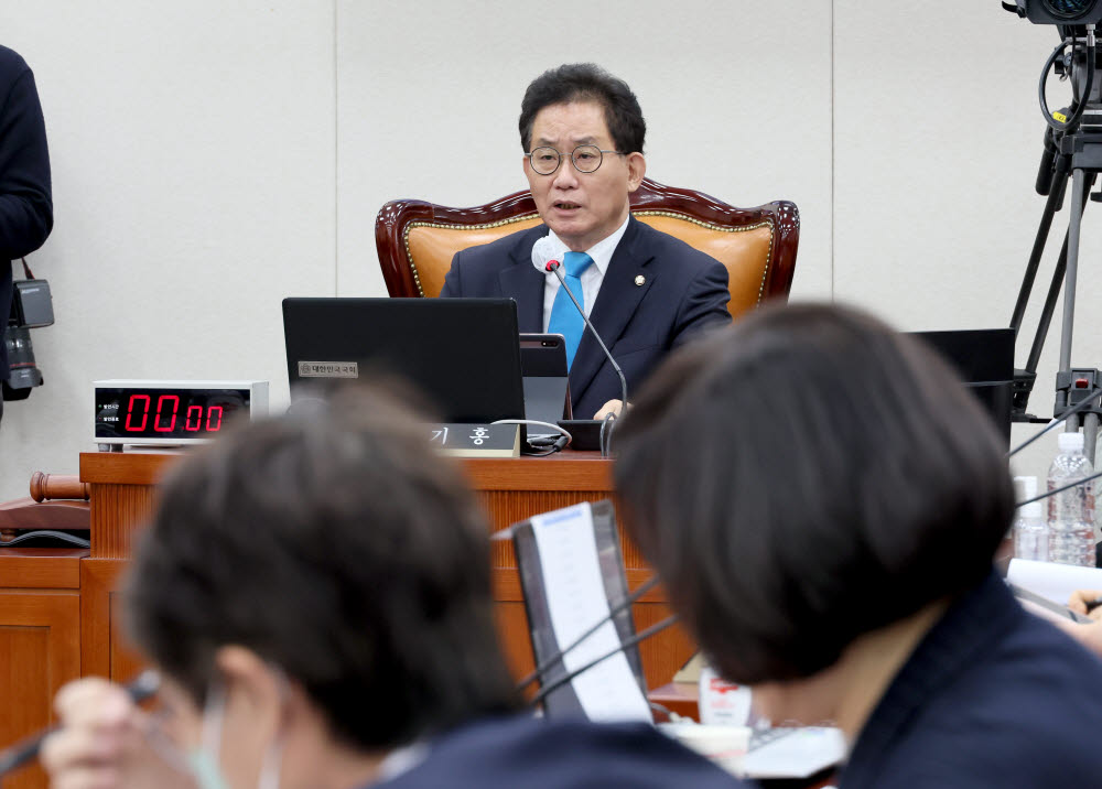 유기홍 국회 교육위원장이 9일 교육위원회 전체회의를 진행했다. <사진 연합뉴스>