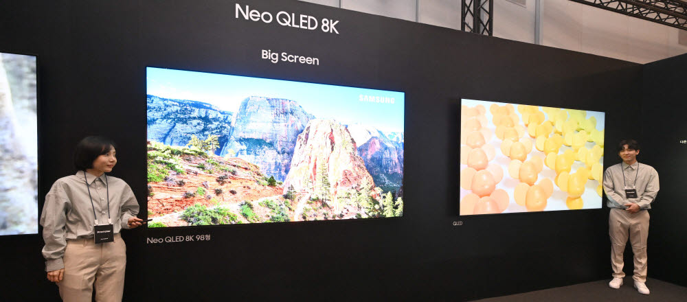 삼성전자가 네오 QLED, OLED 등 2023년형 TV 신제품을 9일 국내 시장에 공식 출시했다. 이날 서울 서초구 삼성전자 서초사옥에서 프로모터들이 2023년형 Neo QLED 8K TV를 시연하고 있다. 박지호기자 jihopress@etnews.com