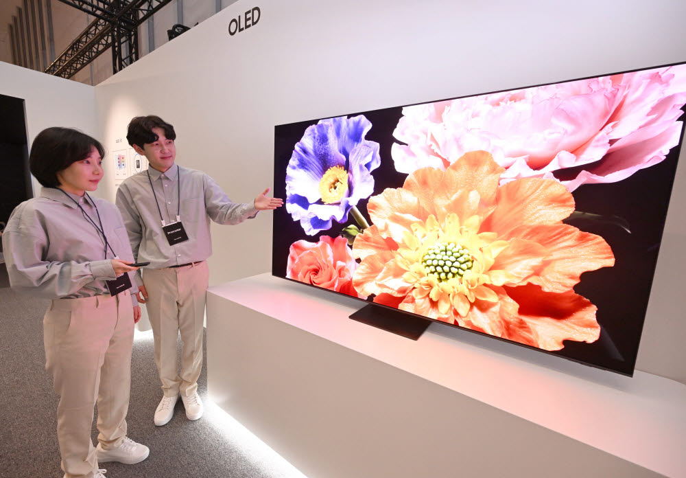 삼성전자가 네오 QLED, OLED 등 2023년형 TV 신제품을 9일 국내 시장에 공식 출시했다. 이날 서울 서초구 삼성전자 서초사옥에서 프로모터들이 삼성 OLED TV를 시연하고 있다. 박지호기자 jihopress@etnews.com