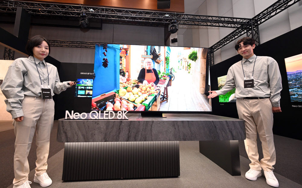 삼성전자가 네오 QLED, OLED 등 2023년형 TV 신제품을 9일 국내 시장에 공식 출시했다. 이날 서울 서초구 삼성전자 서초사옥에서 프로모터들이 2023년형 Neo QLED 8K TV를 시연하고 있다. 박지호기자 jihopress@etnews.com