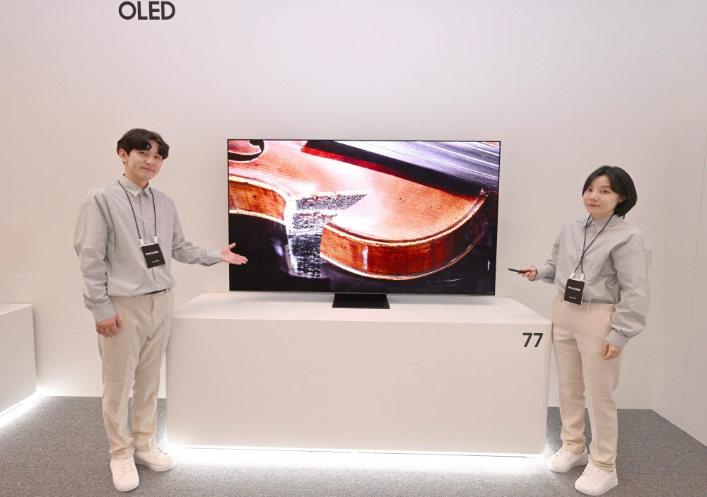 삼성전자가 네오 QLED, OLED 등 2023년형 TV 신제품을 9일 국내 시장에 공식 출시했다. 이날 서울 서초구 삼성전자 서초사옥에서 프로모터들이 삼성 OLED TV를 시연하고 있다. 박지호기자 jihopress@etnews.com