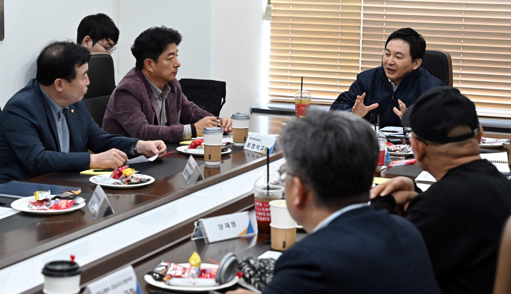 중고차 허위매물 실태 및 피해현황 공유, 근절 제도개선 방안 등을 논의하기 위한 중고차 허위매물 근절방안 간담회가 9일 서울 강서구 서서울모터리움에서 열렸다. 원희룡 국토교통부 장관이 발언하고 있다. 이동근기자 foto@etnews.com