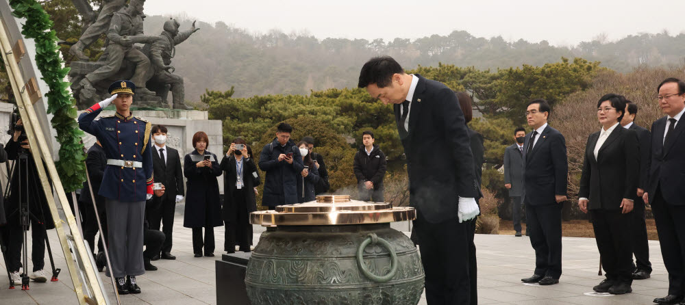 김기현, 첫 행보로 현충원 참배