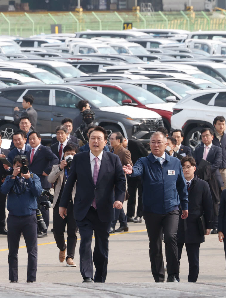 윤석열 대통령이 9일 현대자동차 울산공장 수출선적부두를 방문, 정의선 현대자동차그룹 회장의 안내를 받으며 수출차량을 운반하는 선박으로 향하고 있다. 연합뉴스