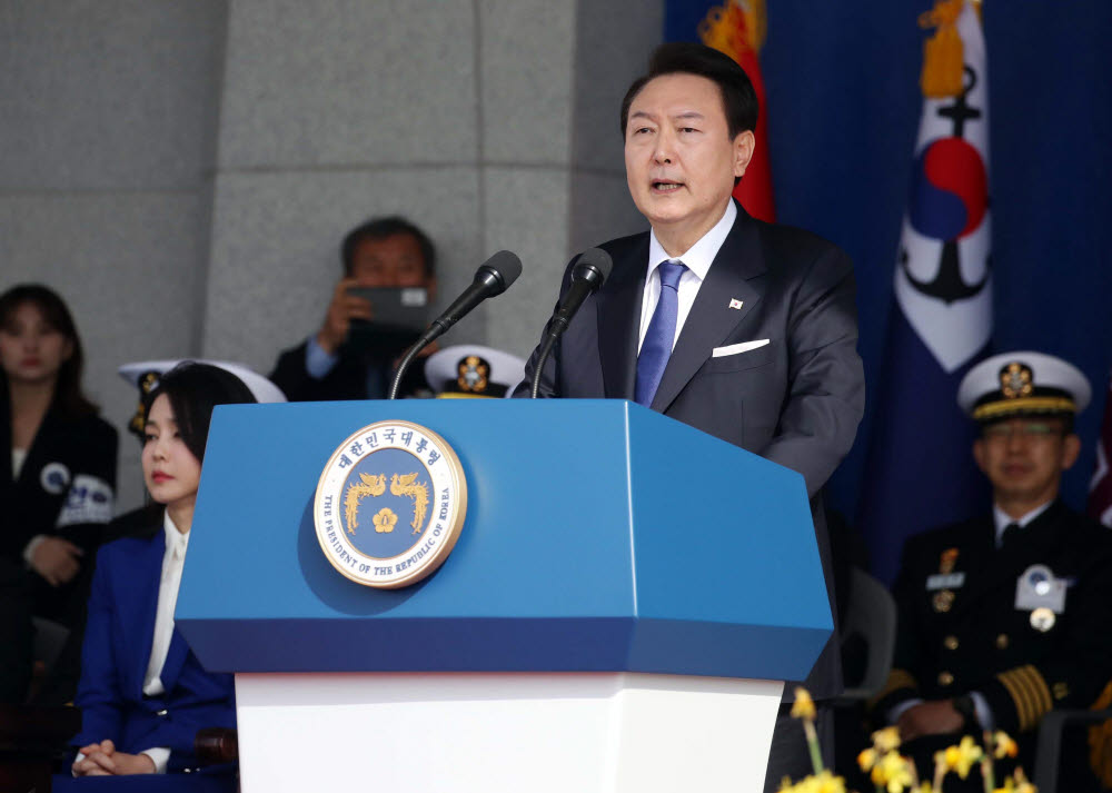 윤석열 대통령이 10일 경상남도 창원시 진해구 해군사관학교에서 열린 제77기 졸업 및 임관식에서 축사를 하고 있다. 연합뉴스