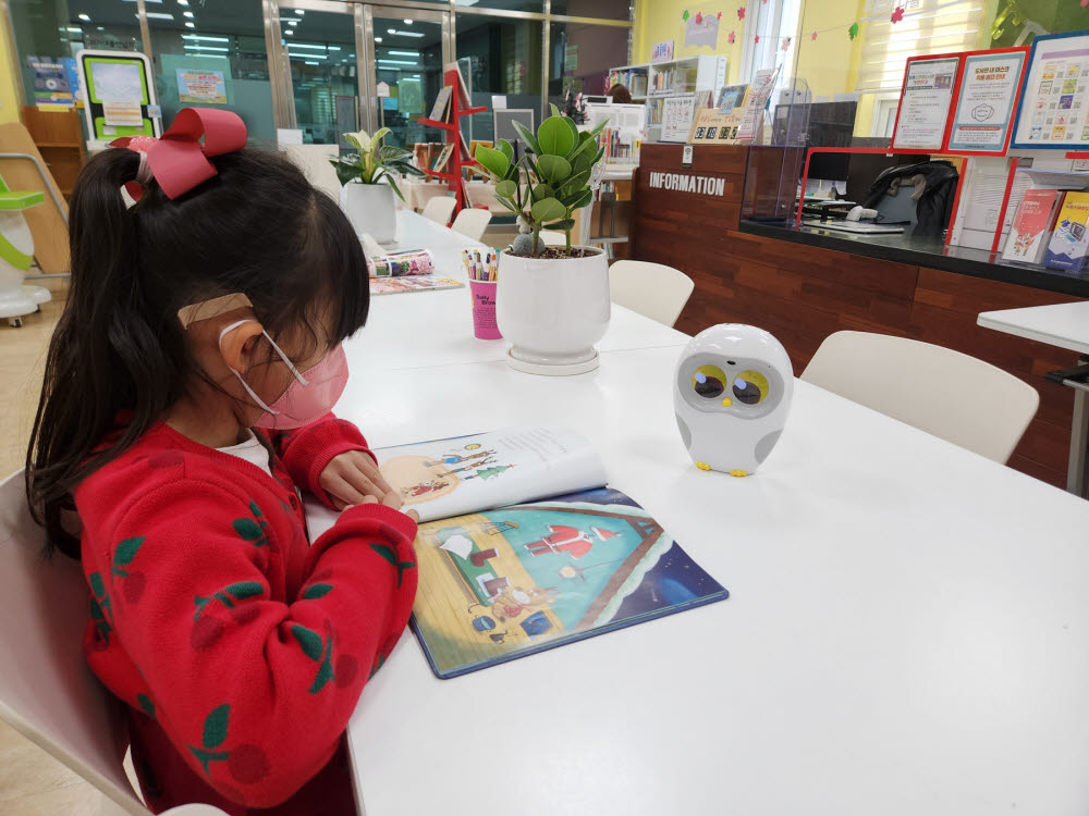 대구두류도서관에서 어린이가 책읽어주는 로봇 리딩봇을 활용하고 있다.