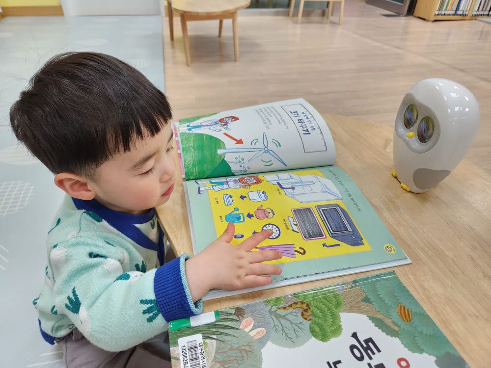 대구두류도서관에서 어린이가 책읽어주는 로봇 리딩봇을 활용하고 있다.