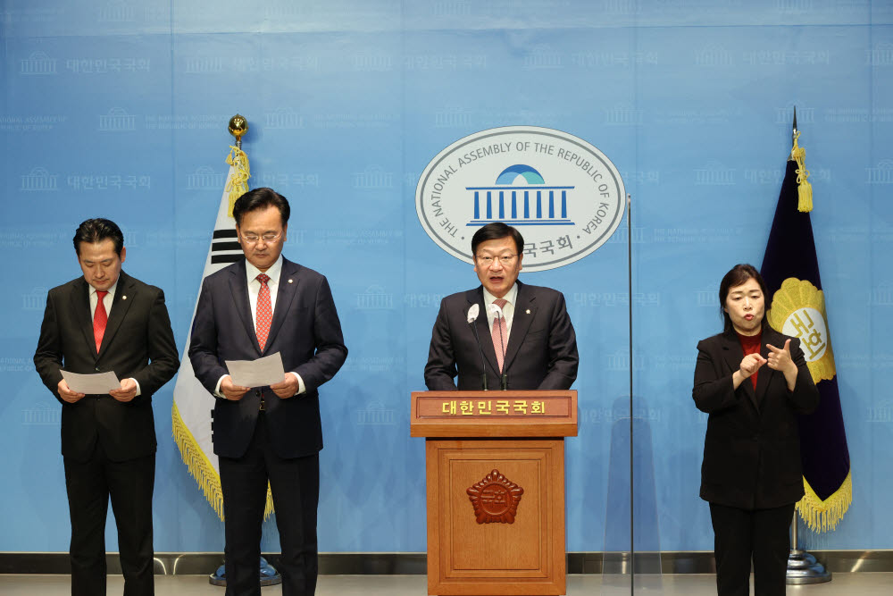 국회 법제사법위원회 국민의힘 간사인 정점식 의원이 14일 국회 소통관에서 열린 더불어민주당 의사일정 파행 규탄 기자회견에서 발언하고 있다. 연합뉴스.