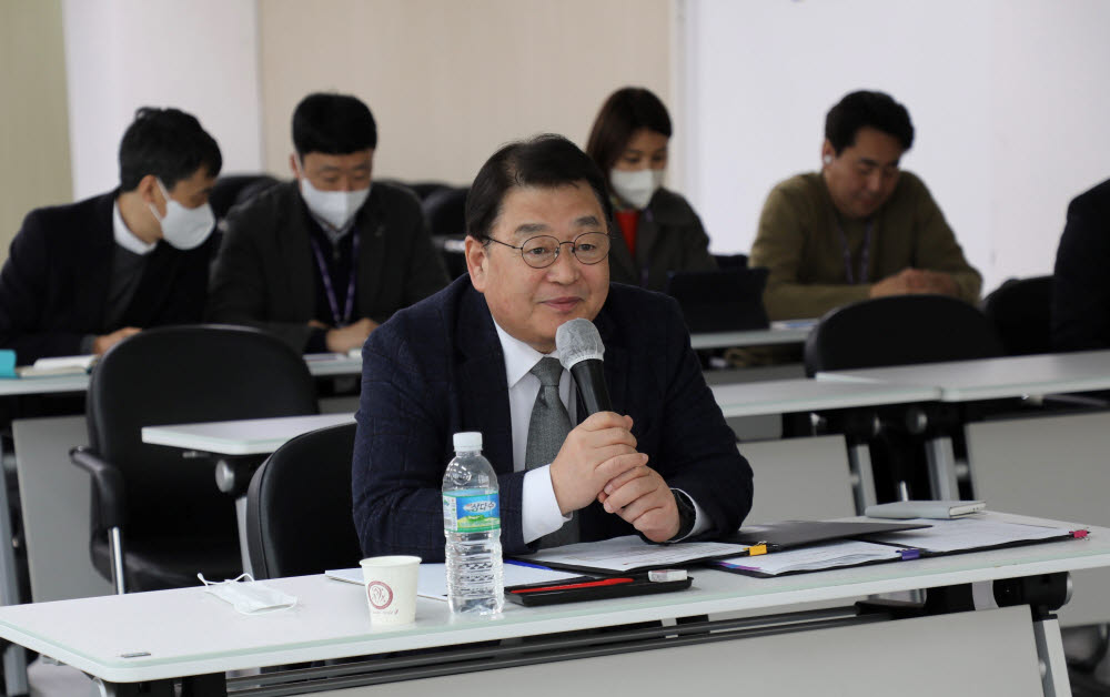 박성효 소상공인시장진흥공단 이사장이 메타버스 소통간담회 소진공100에서 직원 질문에 답변하고 있다.