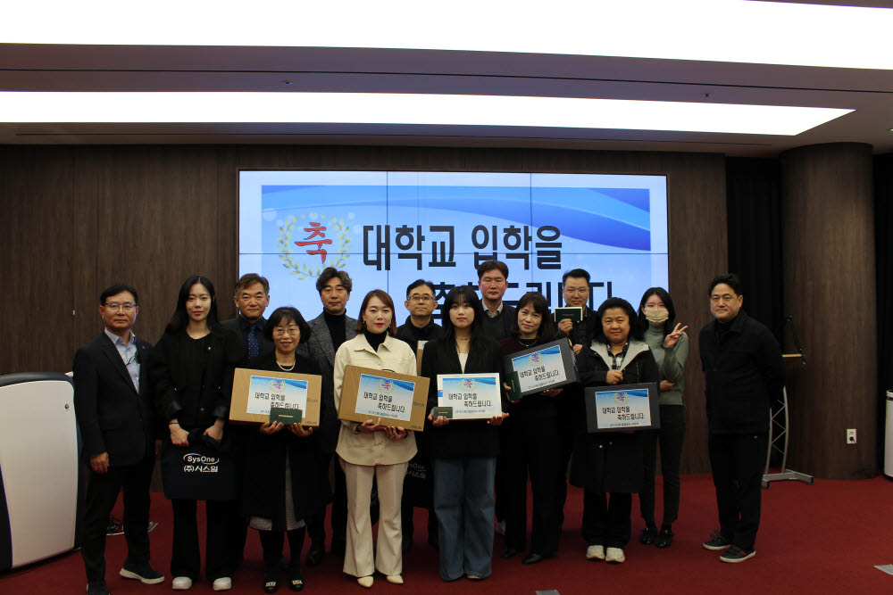 김종문 아이티룩스 대표(앞줄 좌측 첫번째, 이상훈 시스원 대표(앞줄 우측 첫 번째).