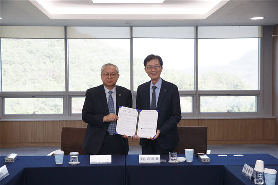 서판길 한국뇌연구원장(왼쪽)과 이용훈 울산과학기술원 총장이 업무협약을 체결하고 기념촬영을 하고 있다.