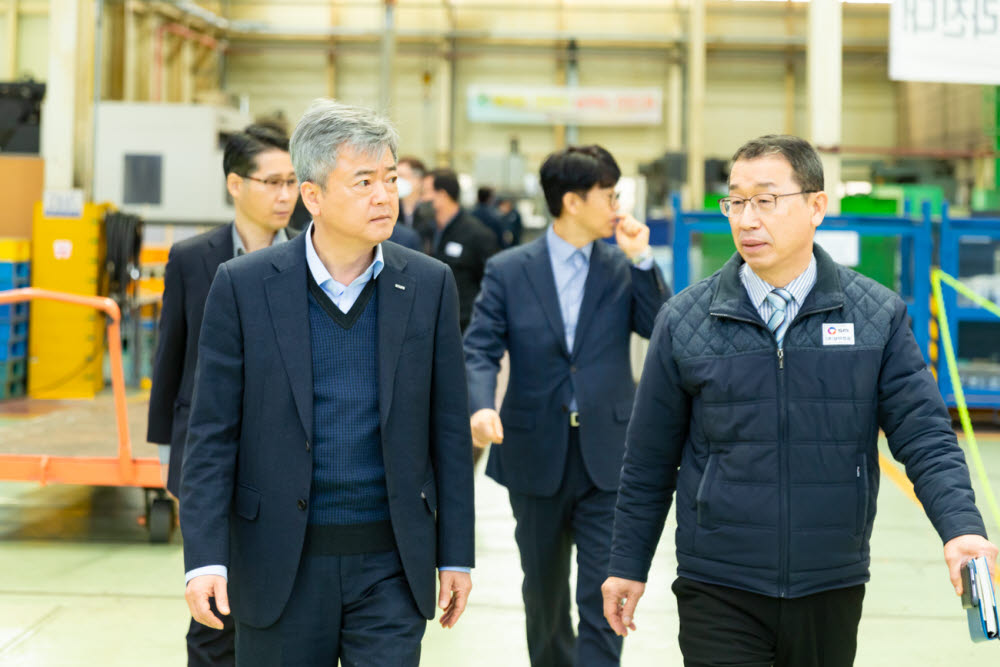 이인호 한국무역보험공사 사장(왼쪽)은 16일 신산업 수출현장 행보로 울산 북구 삼미정공을 방문했다.