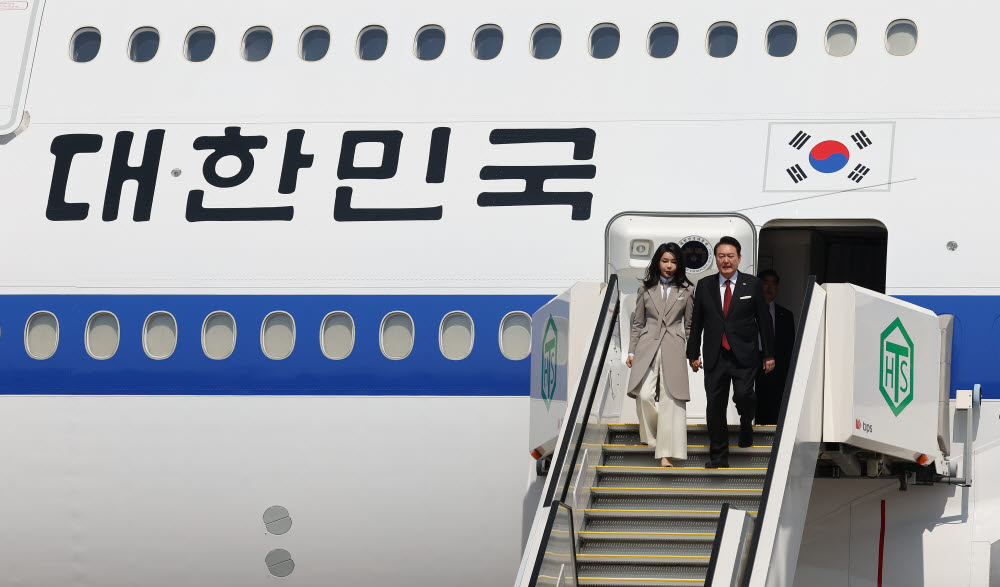1박2일 일정으로 일본을 방문하는 윤석열 대통령과 김건희 여사가 16일 일본 도쿄 하네다공항에 도착, 공군1호기에서 내리고 있다. 연합뉴스
