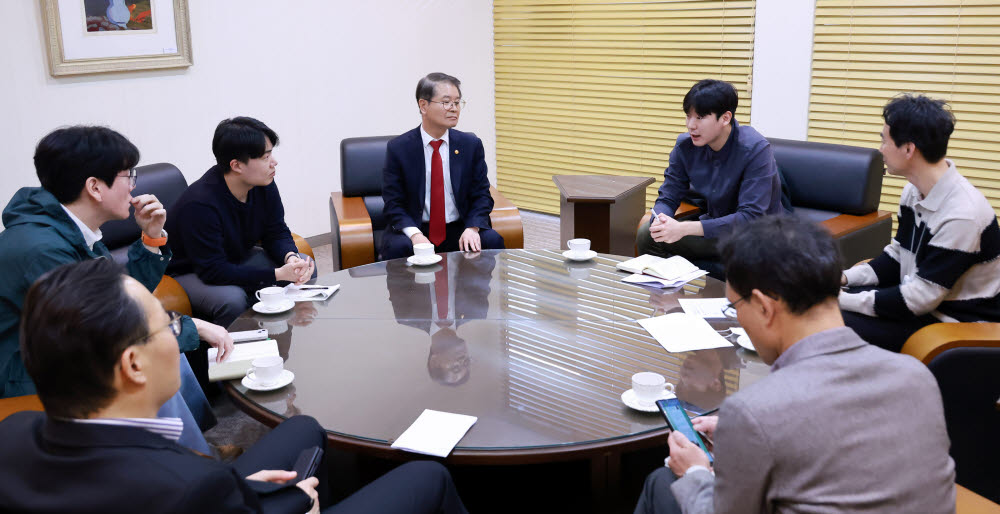 이정식 고용노동부 장관이 15일 근로시간 제도 개편에 대한 의견을 수렴하기 위해 서울고용노동청에서 새로고침 노동자협의회 소속 노조를 만나 긴급 면담을 하고 있다. <연합뉴스, 고용노동부 사진 제공>