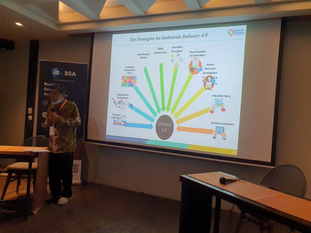 아키디앗 전 인도네시아 산업부 차관이 인도네시아 Industy 4.0 전략을 설명하고 있다.