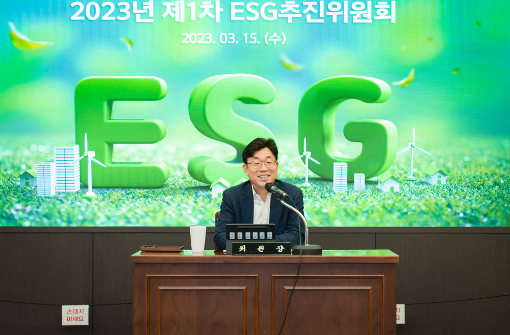 금동명 ESG추진위원회 위원장(농업·녹색금융부문 부행장)이 서울시 중구 농협은행 본사에서 제1차 ESG추진위원회에서 모두발언하고 있다.