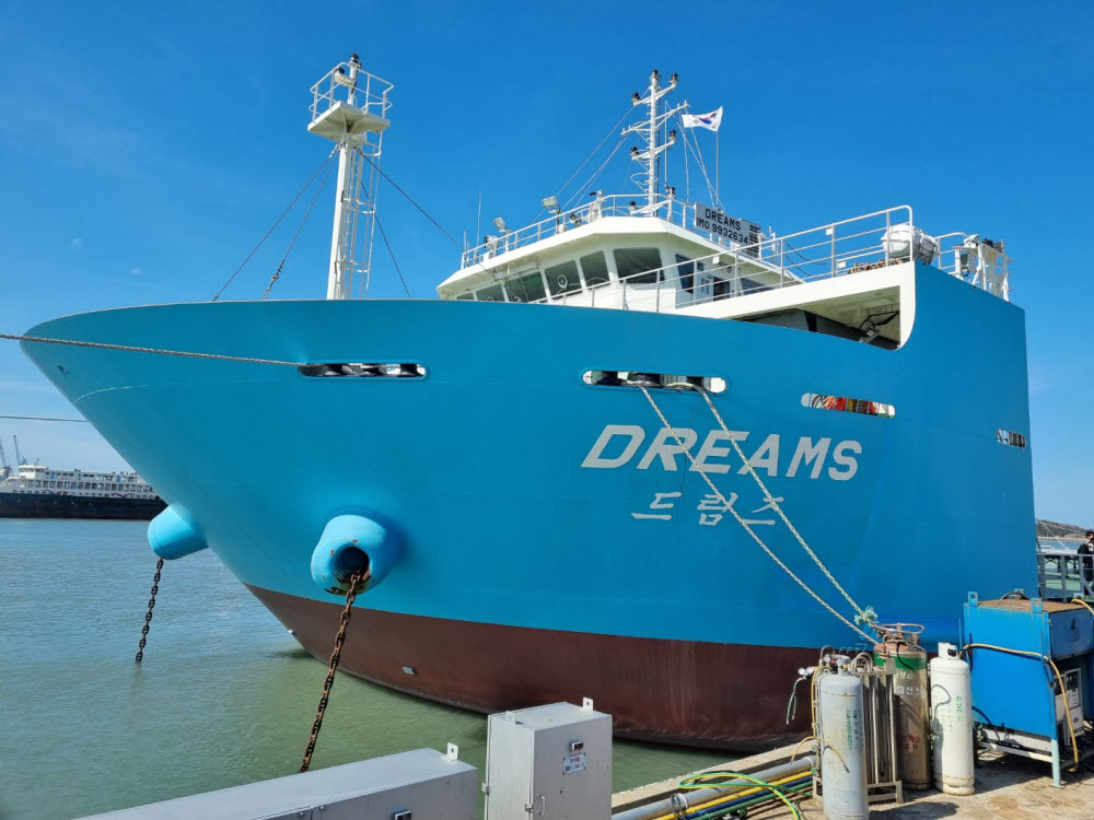 지난 15일 전남 목포 삼진부두에 세계 최초 300㎥/일 급 해상이동형 해수담수화 플랜트 선박 드림즈호가 정박해있다.