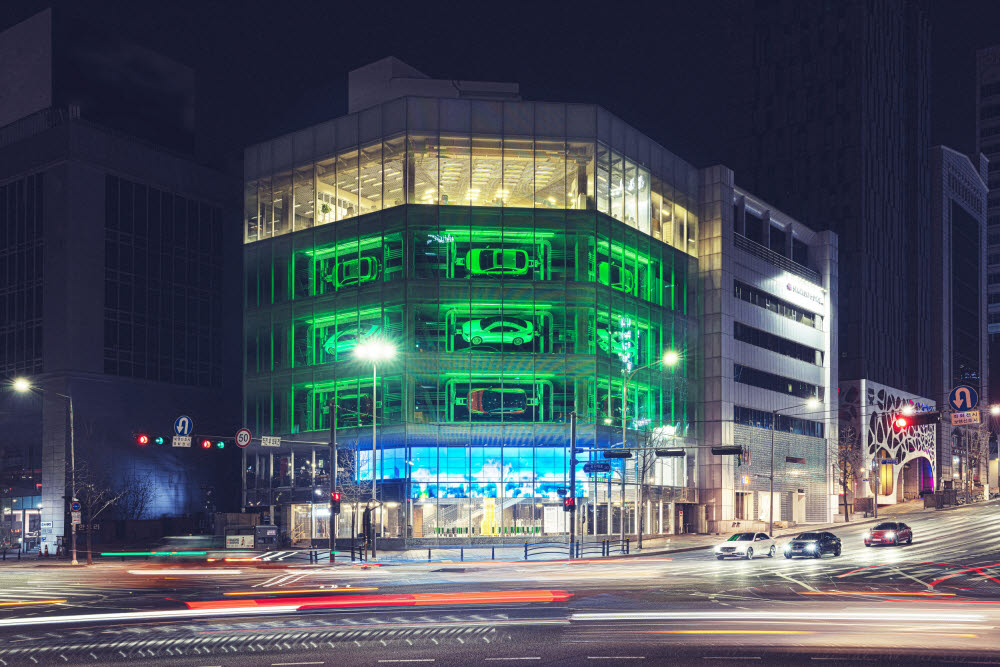 해비타트 원 전시가 열리는 현대 모터스튜디오 서울 외부 전경.