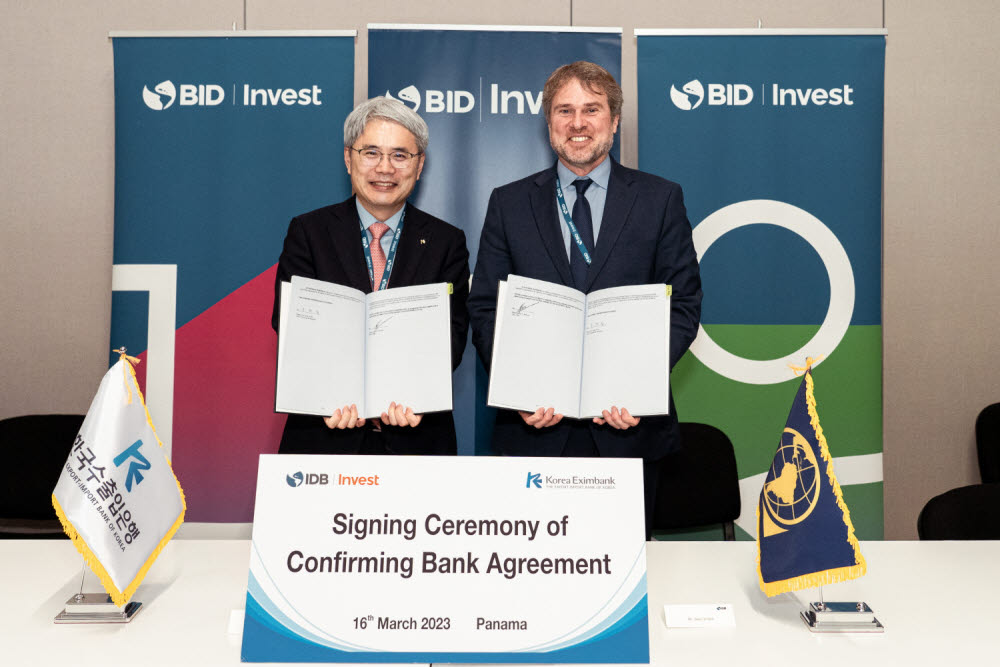 윤희성 수은 행장(왼쪽)이 16일(현지시간) 파나마 컨벤션 센터에서 제임스 스크리븐(James Scriven) IDB Invest(미주투자공사) CEO와 만나 전대금융 보증계약서에 서명했다.