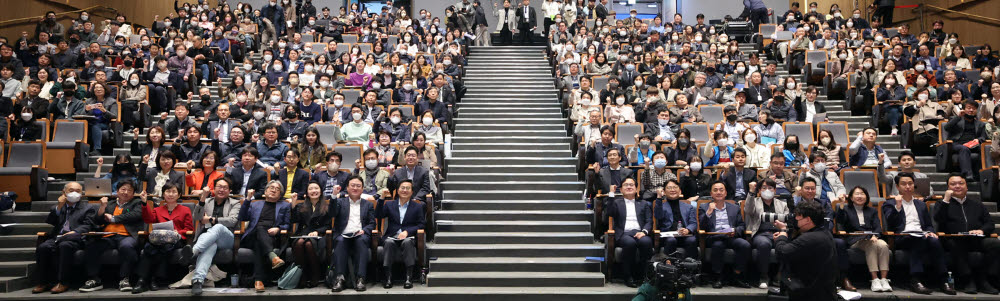 20일 김동연 경기지사와 경기도민이 도청 대강당에서 열린 GPT혁신포럼에 참석해 강의를 듣고 있다.