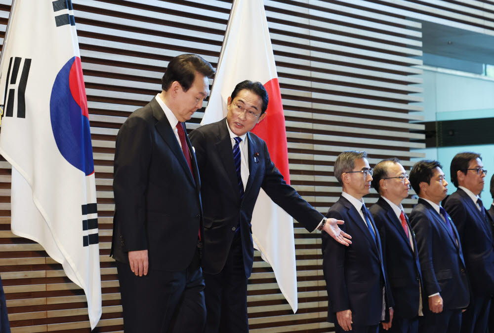 1박2일 일정으로 일본을 방문한 윤석열 대통령이 16일 오후 일본 도쿄 총리 관저에서 의장대 사열을 마친 뒤 일본측 인사를 만나기 위해 기시다 후미오 일본 총리의 안내를 받고 있다. 연합뉴스