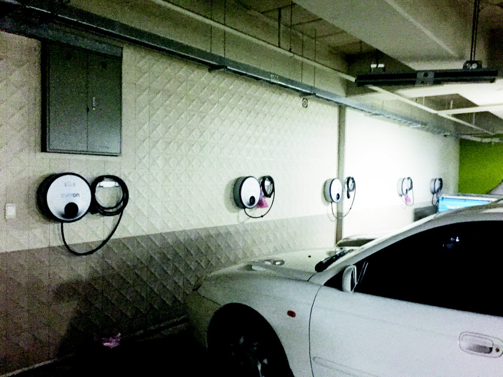 서울 시내 한 아파트 주차장에 설치된 전기차용 공용충전기.<전자신문DB>