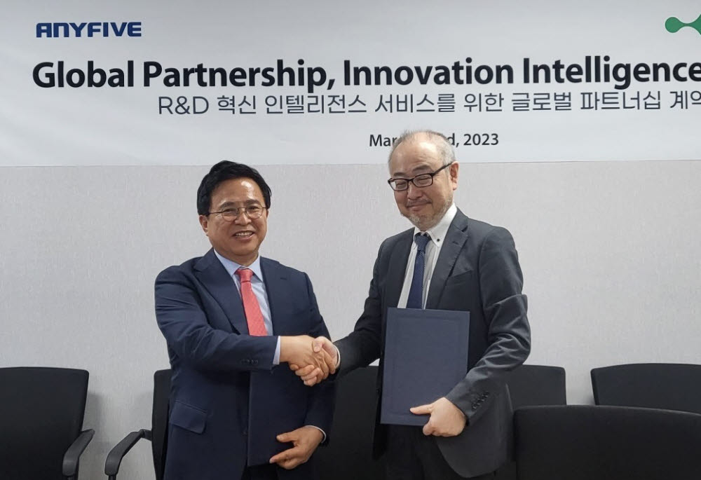 애니파이브는 팻스냅과 연구개발(R&D) 혁신 인텔리전스 서비스를 위한 업무협약을 22일 체결했다. 협약식후 김기종 애니파이브 대표(왼쪽)가 유키 세키자키 팻스냅 일본지사 대표와 악수를 교환했다.
