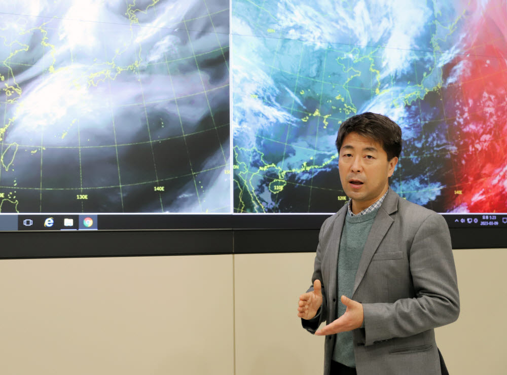 김윤재 국가기상위성센터장이 천리안위성 2A호에서 관측한 위성영상으로 기상현상을 분석하는 과정을 설명하고 있다.