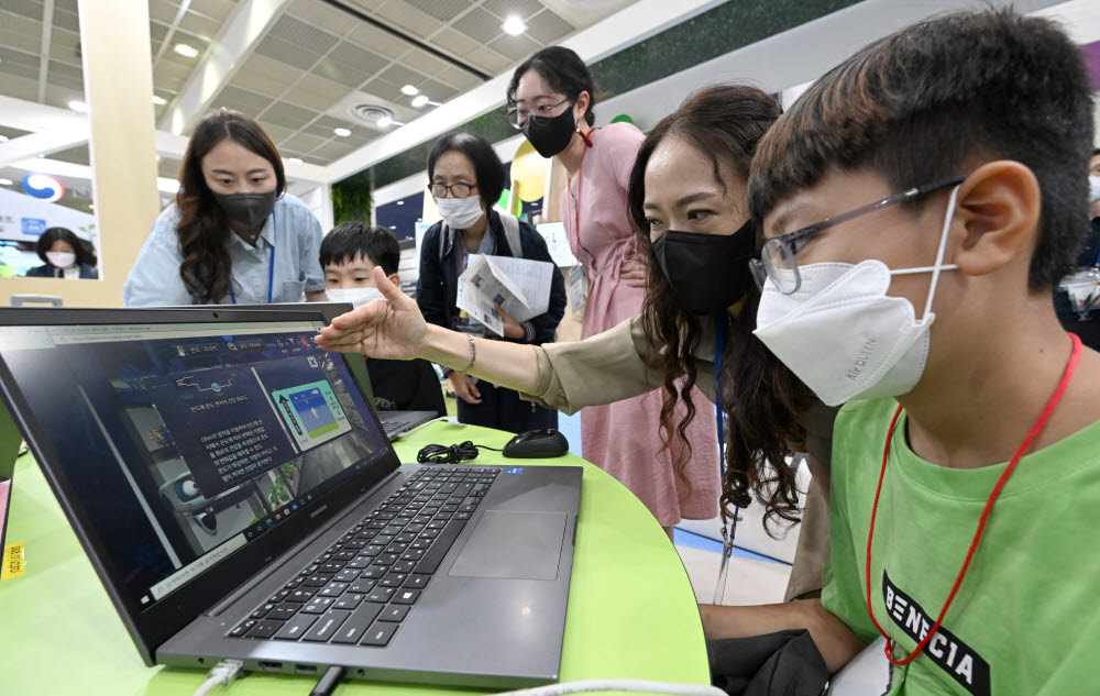 지난해 9월 서울 강남구 삼성동 코엑스에서 열린 2022 에듀테크 코리아 교육부 미래교육관 부스에서 학생 관람객이 실감형 가상실험 콘텐츠를 체험하고 있다.