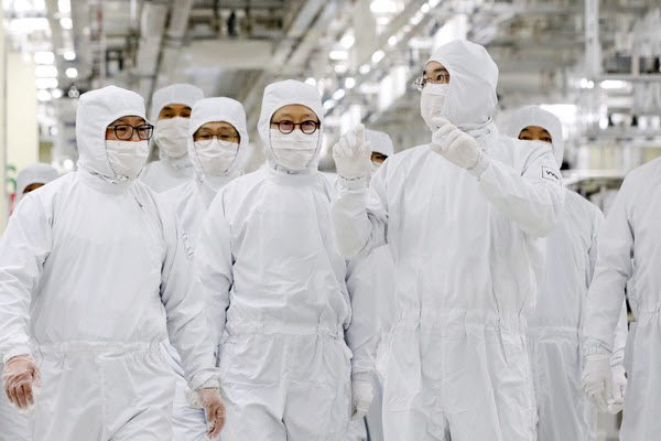 이재용 삼성전자 회장이 지난달 27일 삼성SDI 수원 사업장을 방문했다. 사진은 이 회장이 삼성전자 천안 캠퍼스 반도체 패키지 라인을 둘러보고 있는 모습.