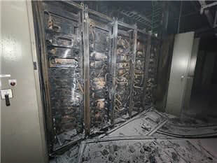 지난해 10월 발생한 판교 SK(주) C&C 데이터센터 화재 현장. 발화 지점인 지하 3층 전기실의 배터리가 불에 타 있다. 출처: 이기인 경기도의원 페이스북 캡처