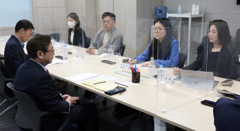 박보균 문화체육관광부 장관(왼쪽)이 24일 제2 검정고무신 사태 방지를 위한 창작자·전문가 좌담회에서 참석자 이야기를 듣고 있다.