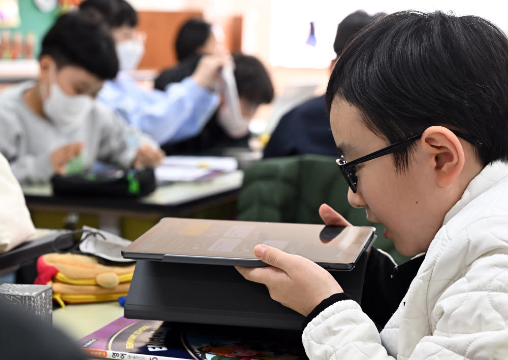 신석초등학교 6학년 2반 학생이 AI펭톡에 자신의 음성을 인식시키고 있다. 이동근 기자 foto@etnews.com
