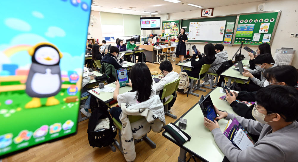 서울 마포구 신석초등학교 6학년 2반 학생들이 AI펭톡을 활용해 영어 수업을 받고 있다.이동근 기자 foto@etnews.com