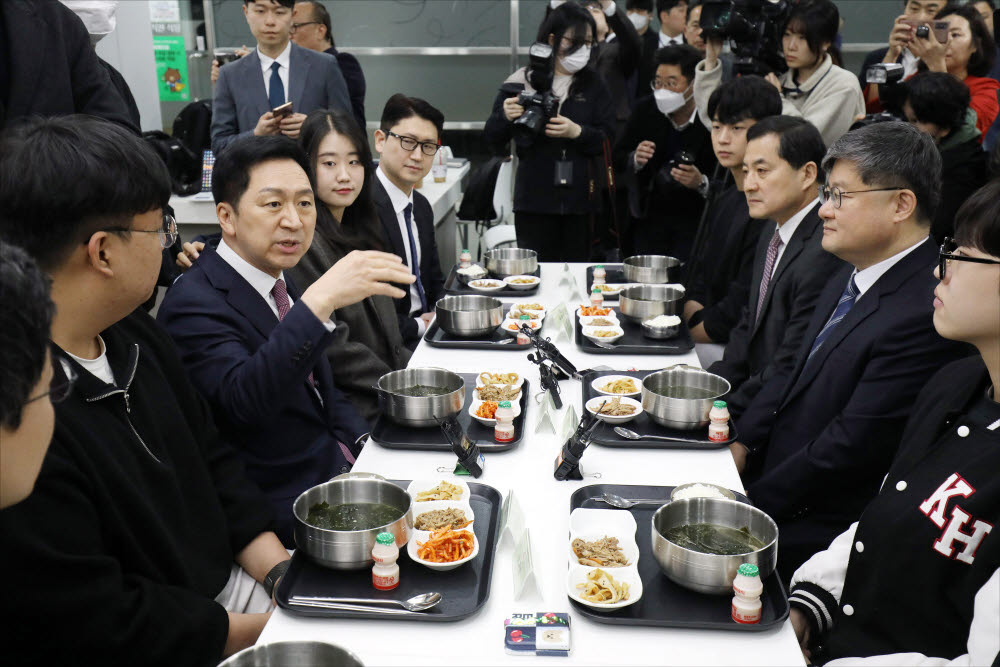 국민의힘 김기현 대표가 28일 서울 경희대학교 학생식당을 찾아 천원 아침밥을 먹으며 학생들과 대화하고 있다. 연합뉴스.