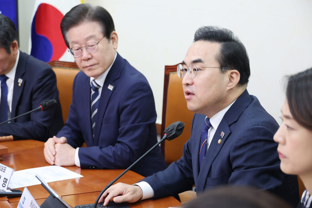 박홍근 더불어민주당 원내대표가 29일 국회에서 열린 최고위원회의에서 한일정상회담 국정조사 요구서를 제출하겠다고 말했다. <사진 연합뉴스>