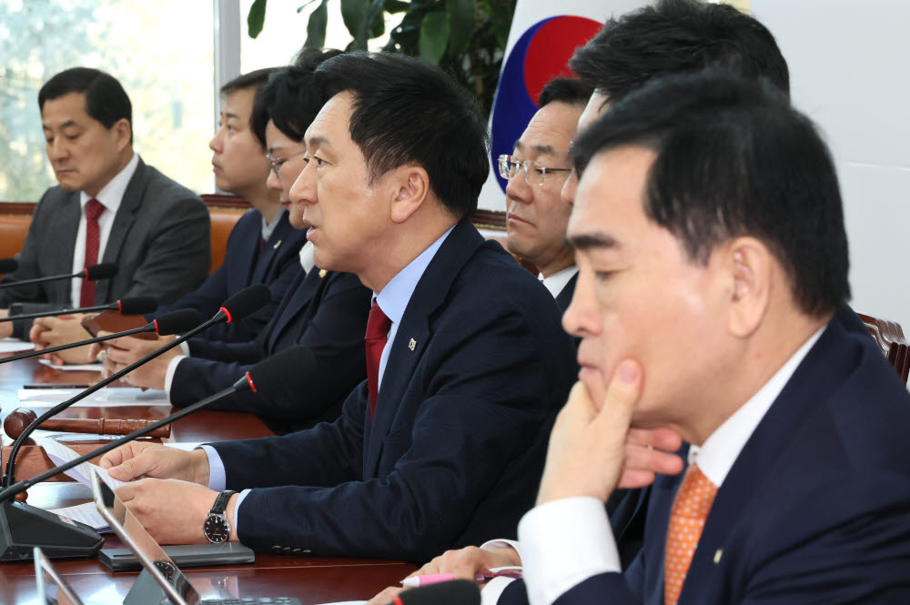 국민의힘 김기현 대표가 27일 국회에서 열린 최고위원회의에서 발언하고 있다. 연합뉴스.