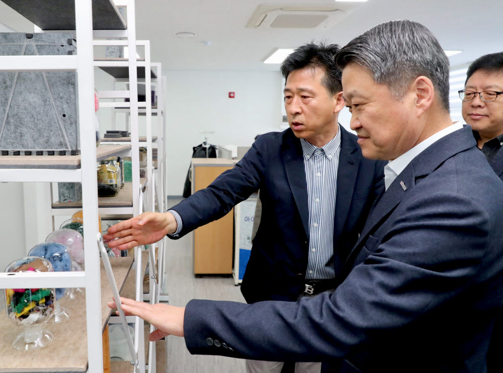 김학도 중소벤처기업진흥공단 이사장이 29일 오전 서울 성북구 소재 세진플러스를 방문해 제품을 둘러보고 있다.(중소벤처기업진흥공단 제공)