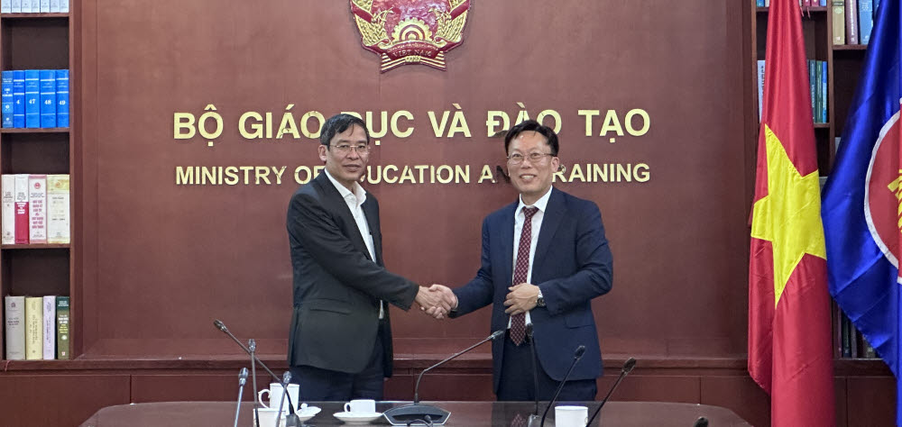 강정현 아라소프트 대표(오른쪽)와 베트남 교육부 교원연수국장이 베트남 교원 대상 전자책 연수 교육 제공에 합의했다.