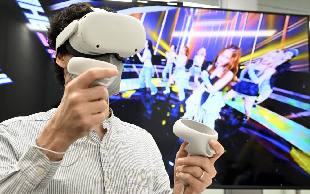 메타 오큘러스 VR 기기를 작용하고 있는 모습